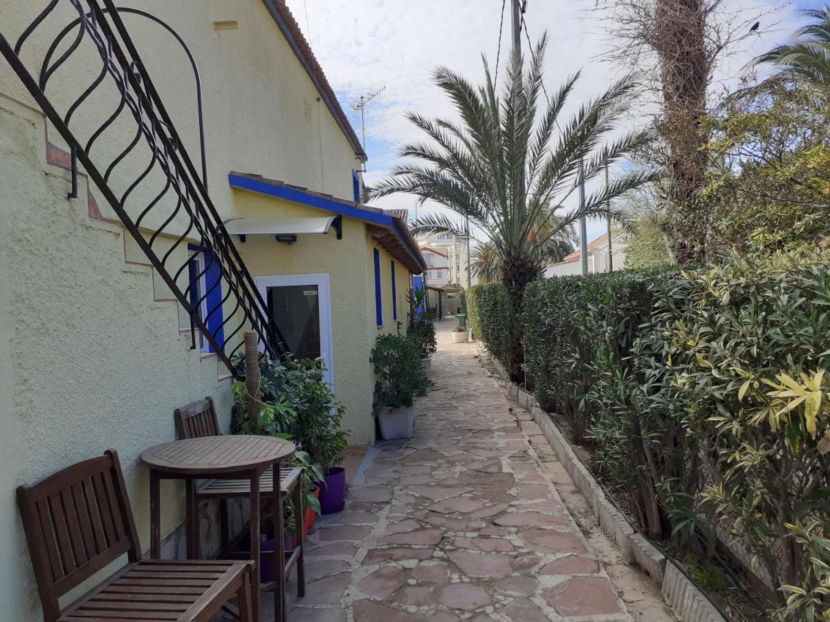 Hostal Oasis Denia Bagian luar foto