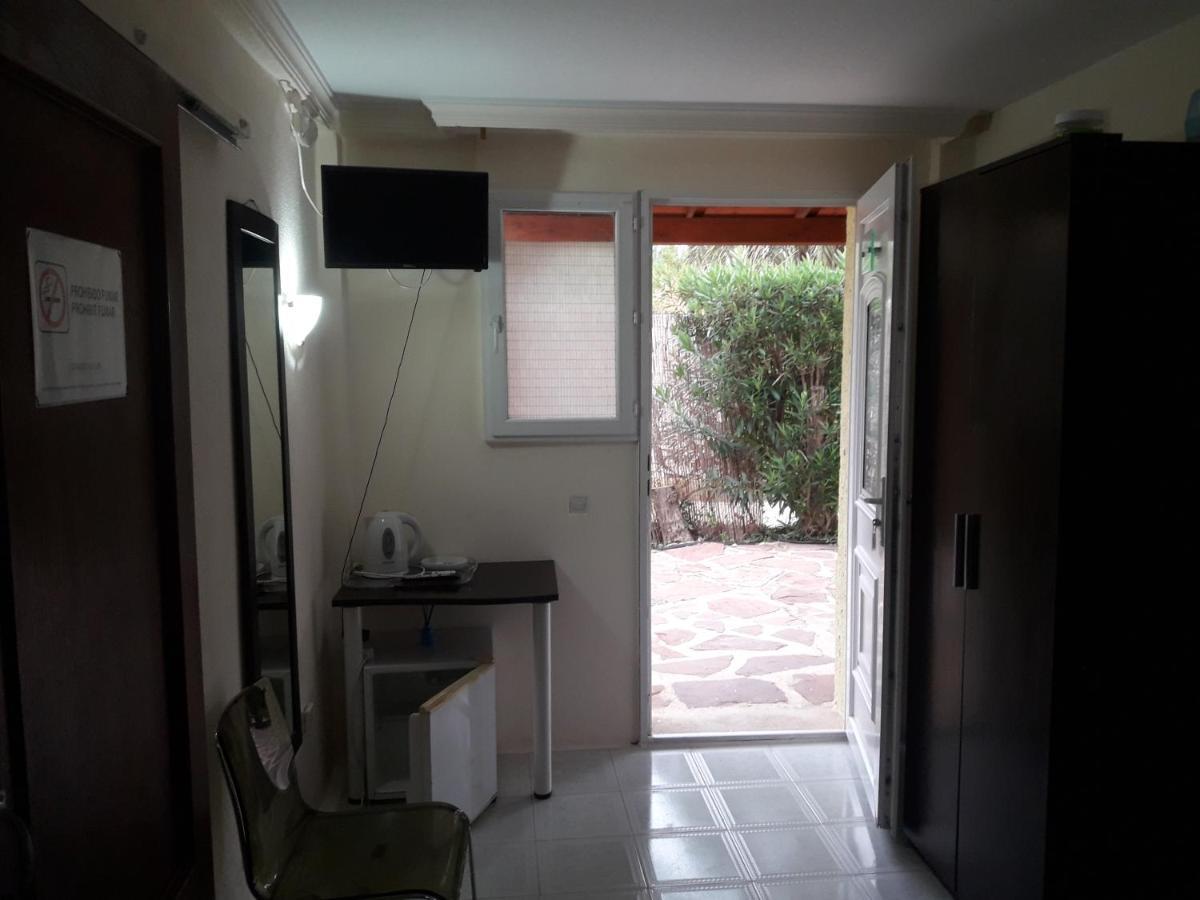 Hostal Oasis Denia Bagian luar foto