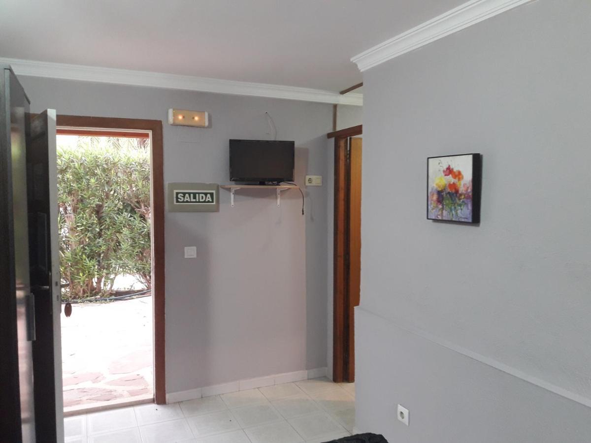 Hostal Oasis Denia Bagian luar foto